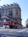 Français : Des pompiers regardent passer le marathon de Paris du 11 avril 2010 English: Firefighters look pass the Paris Marathon April 11, 2010 Español: Unos bomberos miran pasar el Maratón de París del 11 de abril 2010