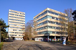 Blick auf B- und C-Turm der PhilFak von Süden her