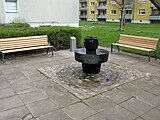 Margaretenbrunnen von Helmut Hruschka mit Stele auf dem Franz-Geiler-Platz in Freiburg-Stühlinger