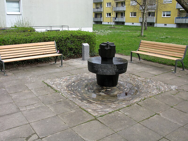 File:Margaretenbrunnen von Helmut Hruschka mit Stele auf dem Franz-Geiler-Platz in Freiburg-Stühlinger.jpg