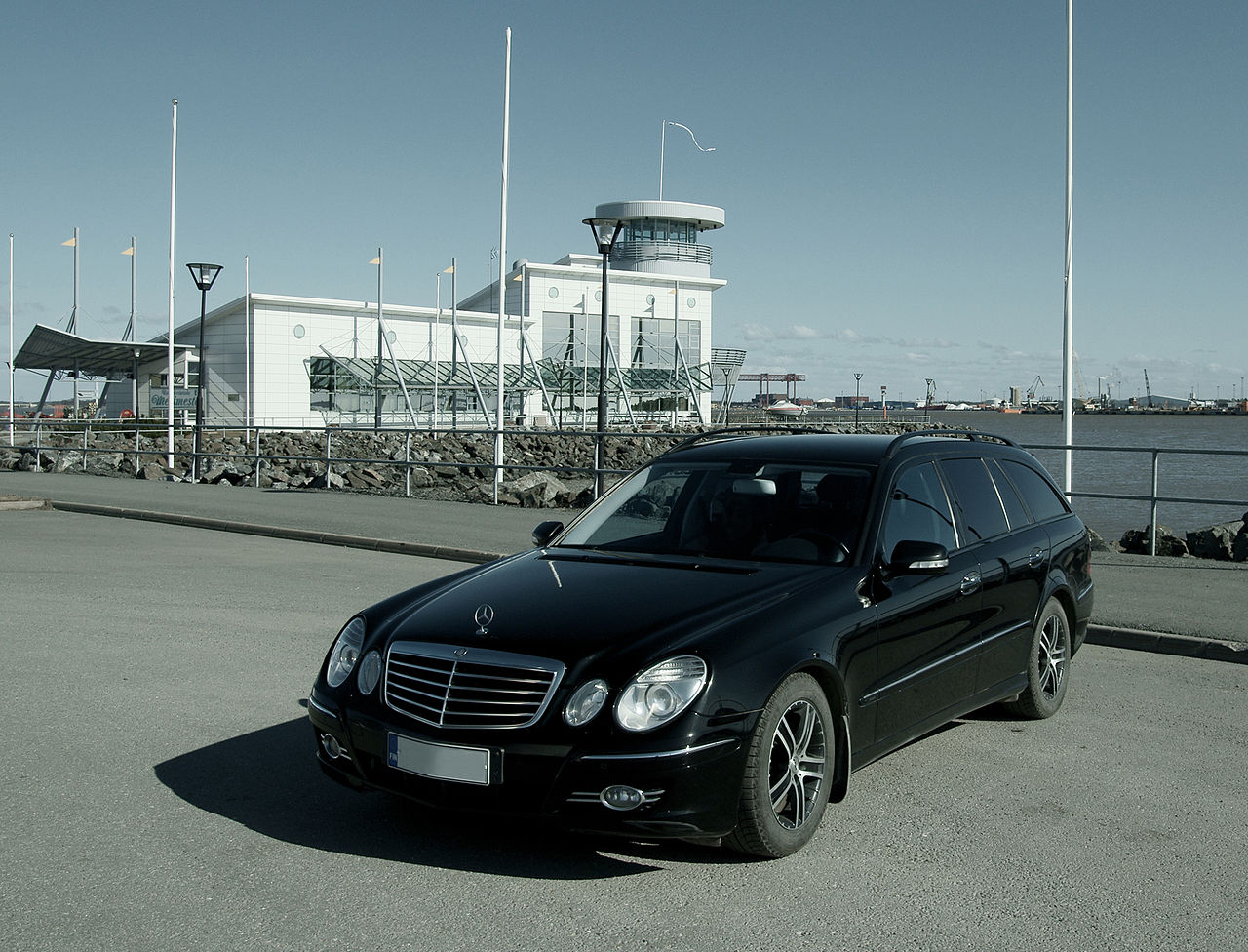 File:Mercedes-Benz W211.jpg - Wikimedia Commons