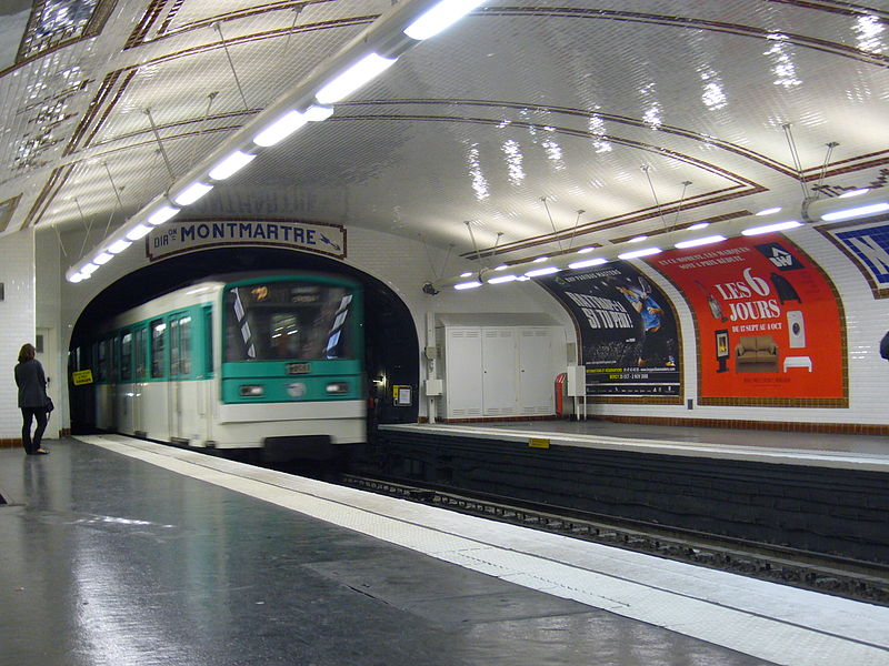 File:Metro Paris - Ligne 12 - Station Notre-Dame-des-Champs - Un MF 67 entre en station.jpg