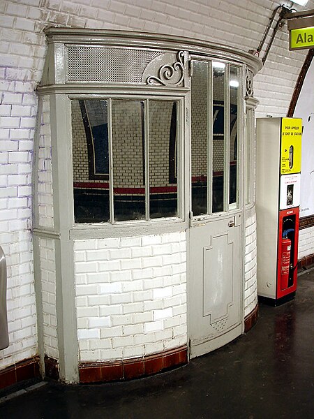 File:Metro de Paris - Ligne 13 - station Liege 07.jpg