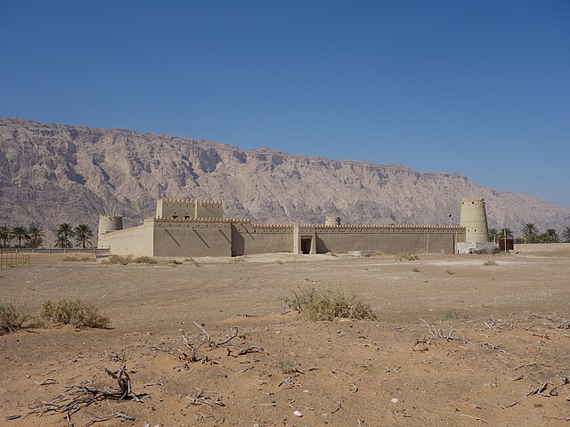 Mezyad Fort in Al Ain (UAE), with Jebel Hafeet, which is partially in the Omani Governorate of Al-Buraimi, in the background