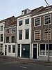 Huis met eenvoudige geverfde lijstgevel