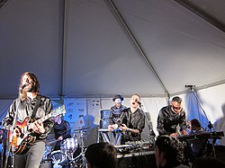 Изпълнение на Miike Snow на SXSW 2010 г. в Остин, Тексас на 18 март 2010.