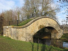 Aqueduc de la Dhuis franchissant le canal latéral au Grand Morin à Montry.