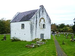 Photo d'un petit bâtiment aux murs blanchis et au toit d'ardoises