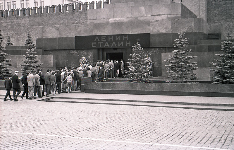 File:Moskau 1957 - Lenin-Stalin-Mausoleum.jpg