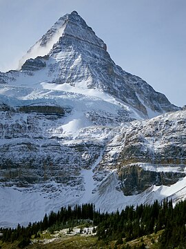 Assiniboine Dağı massif.jpg