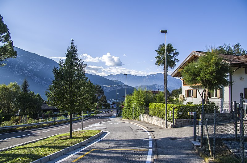 File:Mountains from Verona street - panoramio.jpg