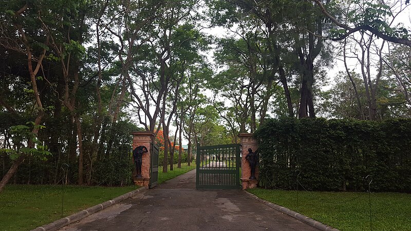 File:Mrigadayavan Palace King's gate.jpg