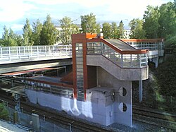 Vanha B-sisäänkäynti vuonna 2012. Tässä vaiheessa Jauhokujan silta oli jo valmistunut, mutta rakennukseen kuljettiin vanhaa katettua siltaa pitkin.