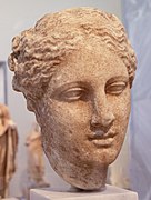 Tête d'Hygie, parfois attribuée à Scopas, provenant du temple d'Athéna-Aléa à Tégée. Musée national archéologique d'Athènes.