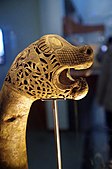 Capăt înformă de cap de animal; circa 820; lemn; înălțime: 51 cm; Muzeul Navelor Vikinge (Oslo, Norvegia)