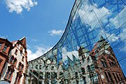 Reflejo del antiguo ayuntamiento en la fachada de cristal del Berswordt-Halle