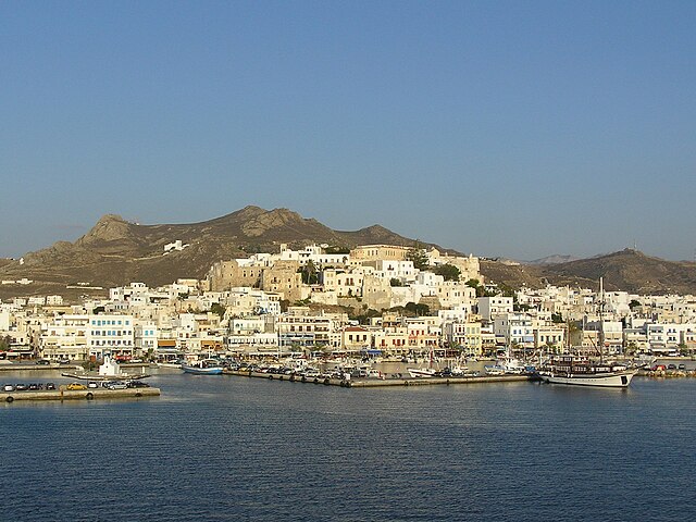 Vista do porto de Naxos