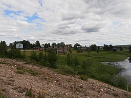 Bebyggelse i Nedre Soppero invid Lainioälven i juli 2020.