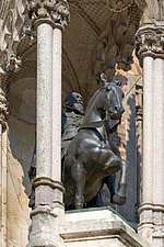 Estàtua a la façana.