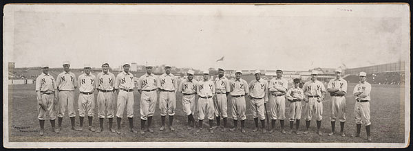 Bresnahan (third from right) with the New York Giants before playing in the 1905 World Series