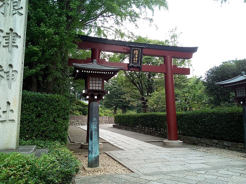 File:Nezu jinja - Torii 5.jpg