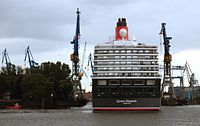 Das Schiff in korrekter Mittelposition kann in das geflutete Dock einlaufen