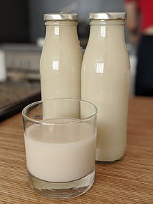 Vaso y botellas de leche de avena.jpg