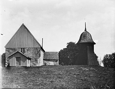 Kyrkan och klockstapeln på foto omkring 1900.