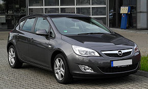 Opel Astra (J) – Frontansicht, 21. Juni 2011, Heiligenhaus.jpg