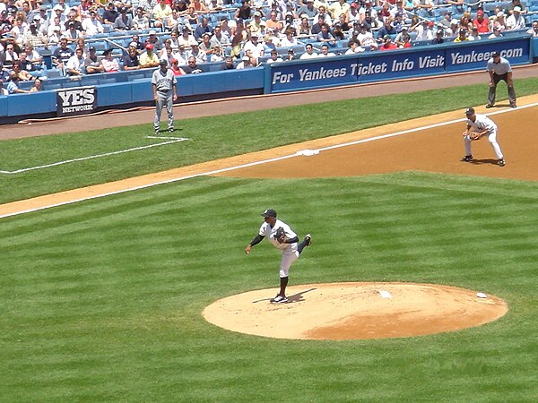 Hernández pitching for the Yankees in 2004.