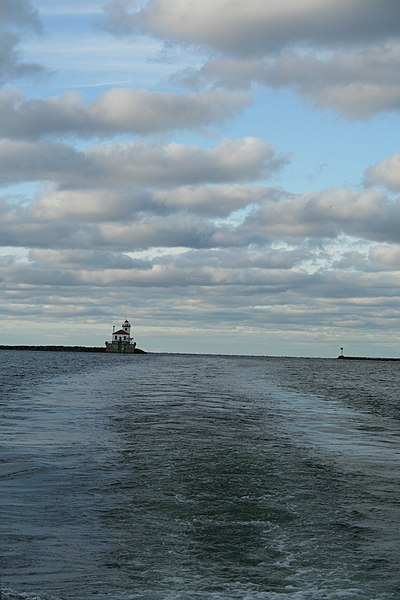 File:Oswego Lighthouse lights the way - panoramio.jpg