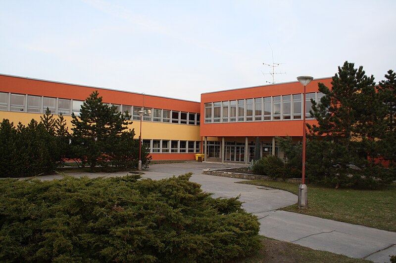 File:Overview of Elementary school Týnská in Třebíč, Třebíč District.jpg