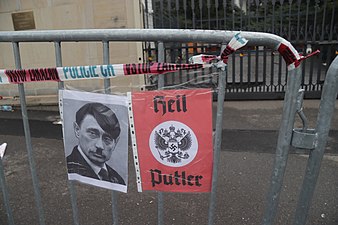Плакат «Гайль Путлер» біля посольства РФ, на площі Бориса Нємцова, у Празі. 26 лютого 2022 року