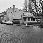 Het gebouw in 2004 met originele belettering