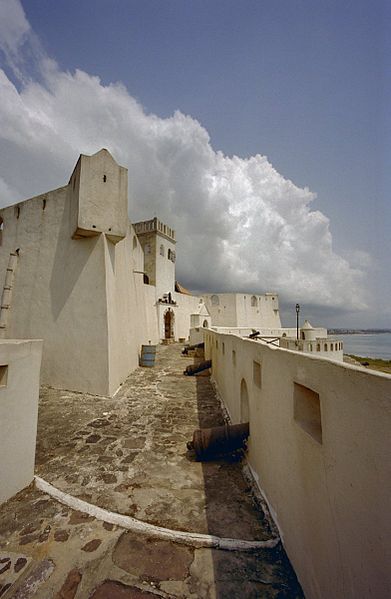 File:Overzicht voorgevel binnen de buitenste muren - Elmina - 20375081 - RCE.jpg