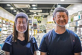 Người biểu tình đeo mặt nạ in hình Tập Cận Bình, tháng 10 năm 2019