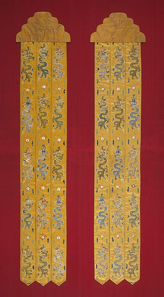 File:Pair of Triple-Streamer Banners (Fan) with Dragons LACMA M.91.97a-b.jpg