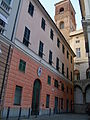 Italiano: L'ingresso del palazzo Arcivescovile di Genova su piazza Matteotti. Sullo sfondo la torre Grimaldina.