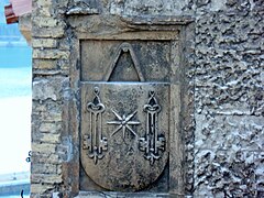 Средневековый герб подесты на верхнем фасаде.