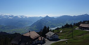 Der Blick von knapp oberhalb des Haggenegg über Vierwaldstättersee (links) Rigi, Lauerzersee