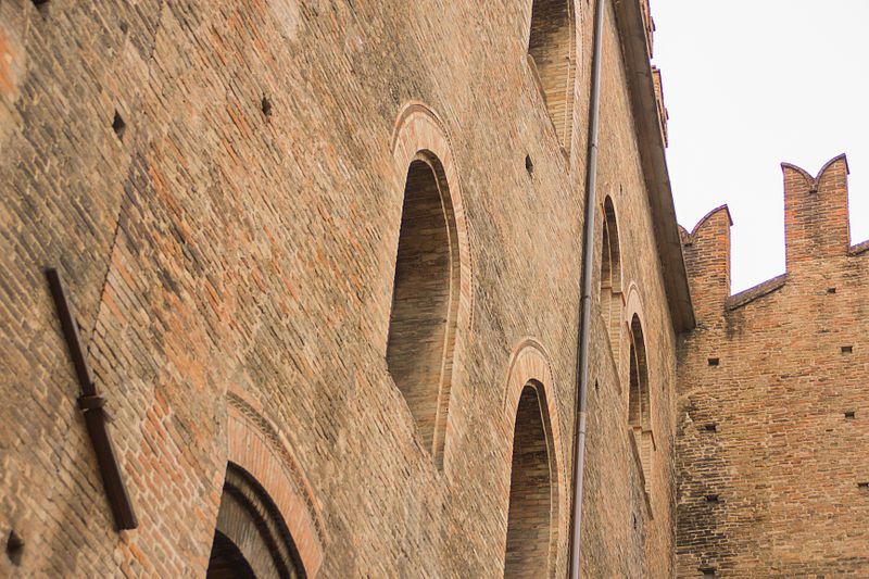 File:Particolare facciata nord di Palazzo Re Enzo.jpg