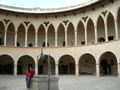 Arcs ogivals aguts que, per parelles, s'emmarquen dins d'arcs ogivals equilàters. Castell de Bellver, Ciutat de Mallorca