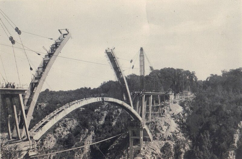 File:Paul Sauer Bridge, South Africa. semi-arches of bridge being lowered into position.jpg