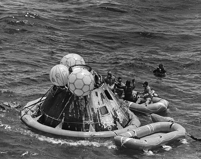 אנשי צוות אפולו 12 בספינת חילוץ לאחר הנחיתה באוקיינוס השקט