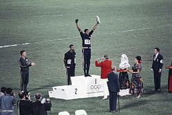 Peter Norman (vasemmalla) Méxicon olympialaisten palkintojenjaossa vuonna 1968.