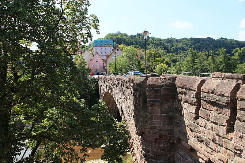 File:Pforzheim - Burgstraße - Bogenbrücke + DJH Burg Rabeneck 01 ies.jpg