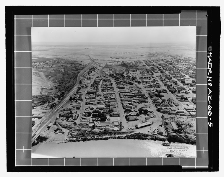 File:Photocopy of photograph (original print in collection of Gerald A. Doyle, Phoenix)-Emil Eger, Photographer, November 11, 1948.-AERIAL VIEW LOOKING SOUTH OF THE YUMA CROSSING. THE SPRR HAER AZ-66-5.tif