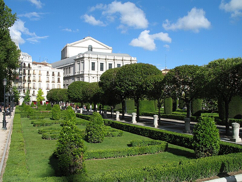 File:Plaza de Oriente R01.jpg