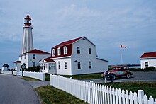 Les bâtiments résidentiels et le phare en arrière-plan.