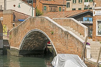 Ponte Sartorio, qui signe la limite avec le rio de l'Avogaria et qui relie le campiello Sartorio et le Fondamenta Ognissanti. La famille du célèbre médecin Sartorio, aujourd'hui éteinte, vint au XVIIe siècle de Capodistria et fut faite patricienne en 1658